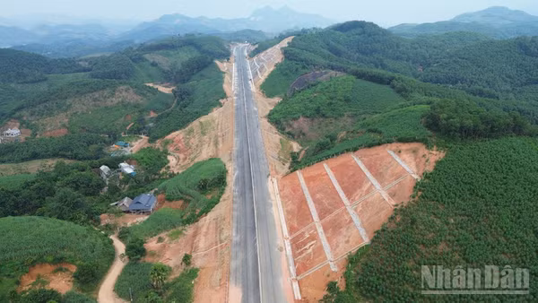 Cao tốc Tuyên Quang-Hà Giang quy mô bốn làn xe đang được hoàn thiện. (Ảnh: Đức Thắng)