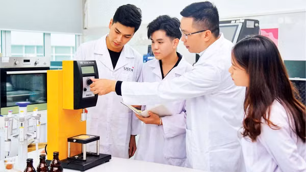 Hướng dẫn sinh viên lắp ráp sản phẩm công nghệ tại Trường đại học Khoa học và Công nghệ Hà Nội. (Ảnh: NGỌC HIỀN)
