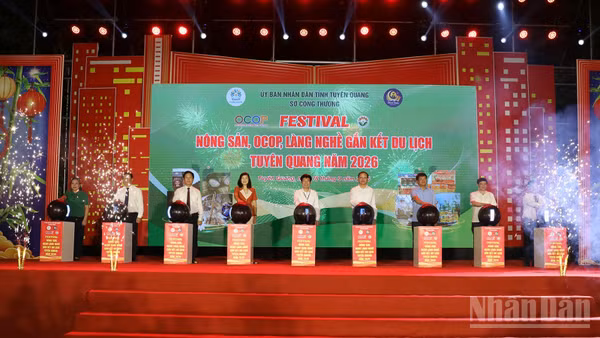 Đại biểu ấn nút khai mạc Festival nông sản, OCOP, làng nghề gắn kết du lịch Tuyên Quang năm 2026. (Ảnh: Đức Thắng)