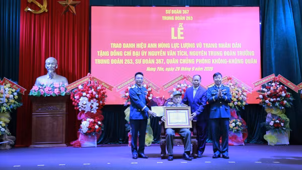 Thừa ủy quyền của Chủ tịch nước, Đại tá Đặng Hồng Tuân, Sư đoàn trưởng Sư đoàn 367 đã trao danh hiệu Anh hùng Lực lượng vũ trang nhân dân tặng đồng chí Nguyễn Văn Tích. (Ảnh: Mai Tú) 