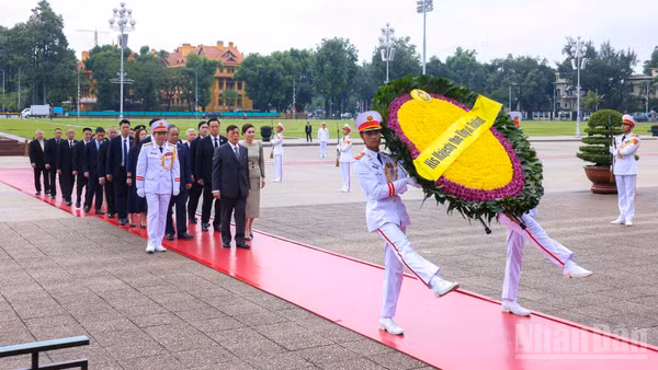 Nhà vua Vương quốc Thái Lan Maha Vajiralongkorn Phra Vajiraklaochaoyuhua và Hoàng hậu Suthida Bajrasudhabimalalakshana đến đặt vòng hoa và vào Lăng viếng Chủ tịch Hồ Chí Minh. 