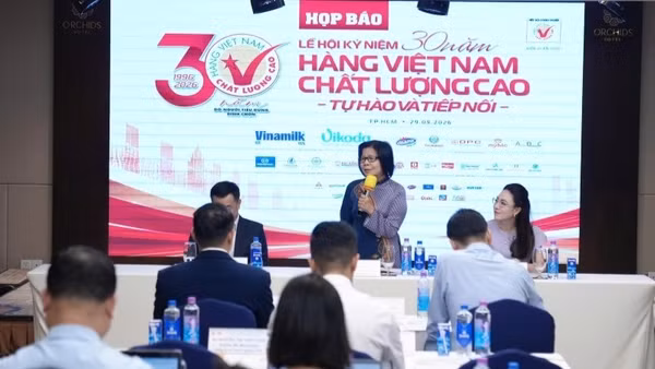 Bà Vũ Kim Hạnh, Chủ tịch Hiệp hội Doanh nghiệp Hàng Việt Nam chất lượng cao chia sẻ tại sự kiện. (Ảnh: CTV)