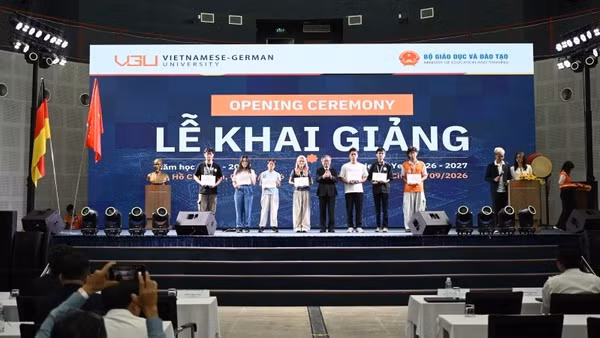 Các sinh viên nhận học bổng của Trường đại học Việt Đức. (Ảnh: VGU)