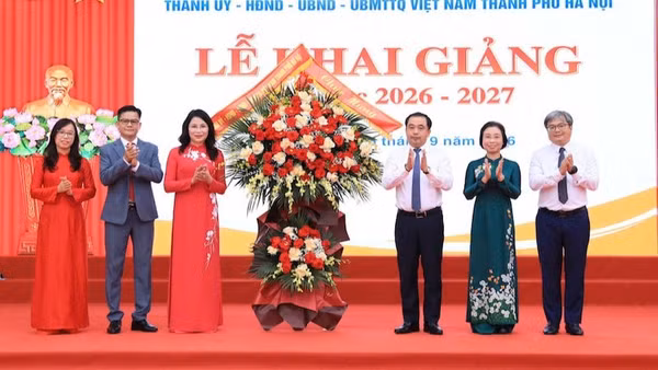 Bí thư Thành ủy Hà Nội tặng hoa chúc mừng Trường trung học cơ sở Trần Duy Hưng. (Ảnh: Thái Quang)