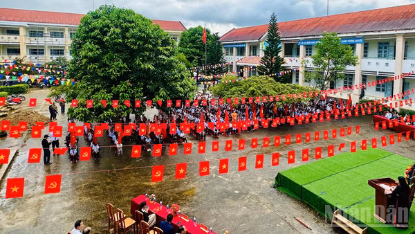 Học sinh Gié Triêng tỉnh Quảng Ngãi đón mừng năm học mới