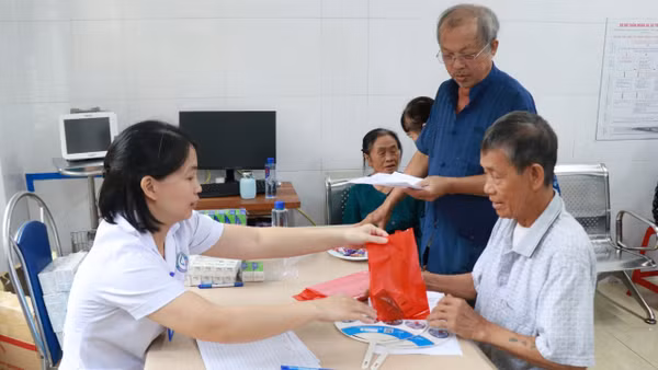 Cấp thuốc miễn phí cho người có công và thân nhân liệt sĩ trên địa bàn phường Thiên Trường, tỉnh Ninh Bình. (Ảnh: NGUYỄN LÀNH)