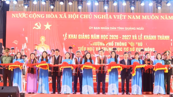 Phó Giáo sư, Tiến sĩ Đoàn Minh Huấn, Ủy viên Bộ Chính trị, Giám đốc Học viện Chính trị quốc gia Hồ Chí Minh cùng các đại biểu thực hiện nghi thức cắt băng khánh thành, bàn giao trường phổ thông nội trú liên cấp tại các xã biên giới đất liền trên địa bàn Quảng Ngãi vào sử dụng. (Ảnh: HIỂN CỪ)
