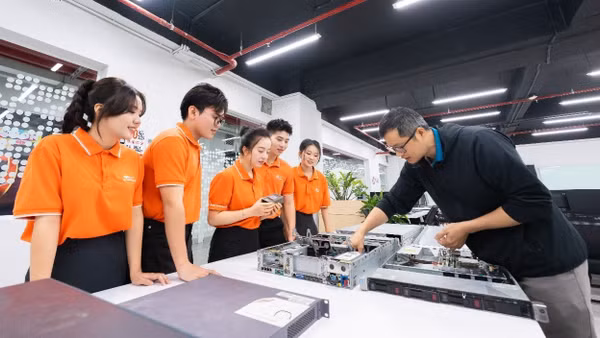 Nhân lực công nghệ chiến lược cần được tiếp cận đồng thời với tri thức chuyên sâu, bài toán thực tế, chuyên gia và hạ tầng nghiên cứu. (Ảnh: FPT)