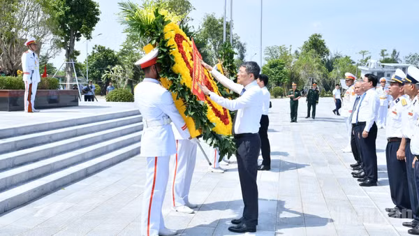Thủ tướng Chính phủ Lê Minh Hưng thực hiện nghị thức chỉnh hoa, chuẩn bị vào dâng hương tại Đài tưởng niệm của Khu di tích quốc gia đặc biệt Bến K15. (Ảnh: THANH GIANG)