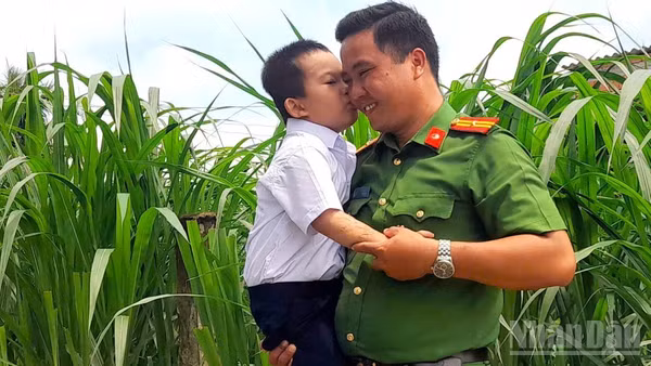 Bé Đinh Văn An cùng Thiếu tá Nguyễn Thành Sang. (Ảnh: ĐẶNG THANH) 