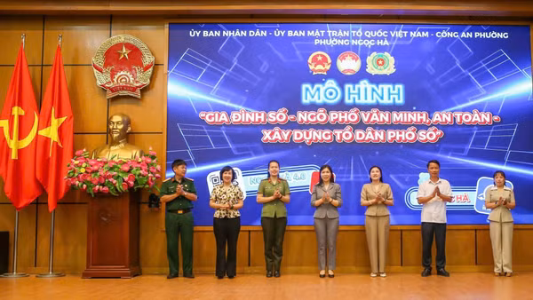 Các đại biểu ra mắt mô hình “Gia đình số-Ngõ phố văn minh, an toàn-Xây dựng tổ dân phố số”. (Ảnh: DUY KHÁNH)