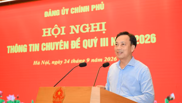 Đồng chí Lại Xuân Lâm, Phó Bí thư Đảng ủy Chính phủ phát biểu tại hội nghị. (Ảnh: Thế Đại)
