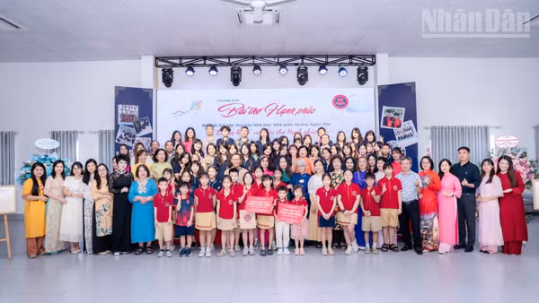 Các em học sinh và đại biểu, nghệ sĩ tham dự chương trình.