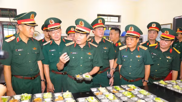 Đại tướng Nguyễn Tân Cương kiểm tra tại Trường Thiếu sinh quân miền bắc. (Ảnh: DUY ĐỨC)