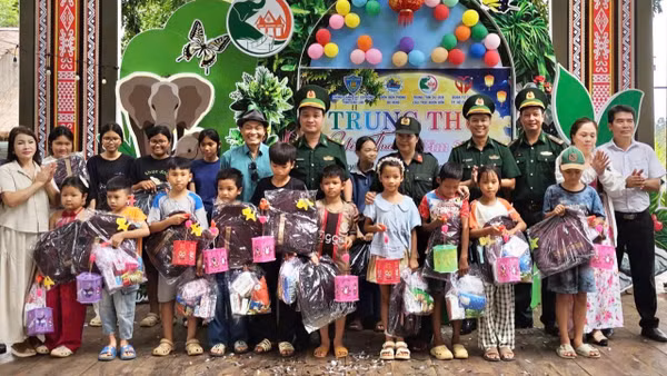 Đại diện Chỉ huy Đồn Biên phòng Bo Heng và các đơn vị tặng quà các em thiếu nhi trong chương trình “Trung thu yêu thương” tại xã Buôn Đôn. (Ảnh: NGUYỄN LÂN)