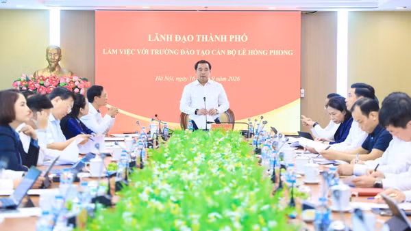 Bí thư Thành ủy Hà Nội Trần Đức Thắng chủ trì buổi làm việc với Trường Đào tạo cán bộ Lê Hồng Phong. (Ảnh: Quang Thái/chinhphu.vn)