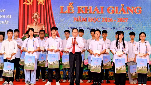Chủ tịch Quốc hội Trần Thanh Mẫn tặng quà các em học sinh có hoàn cảnh khó khăn vươn lên trong học tập tại Trường trung học phổ thông Lê Quý Đôn. (Ảnh: DUY LINH)