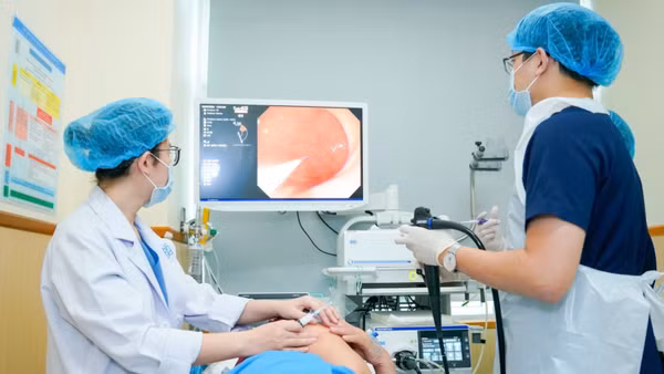 Bác sĩ Bệnh viện Đại học Y dược Thành phố Hồ Chí Minh sử dụng hệ thống nội soi. (Ảnh: Bệnh viện cung cấp)