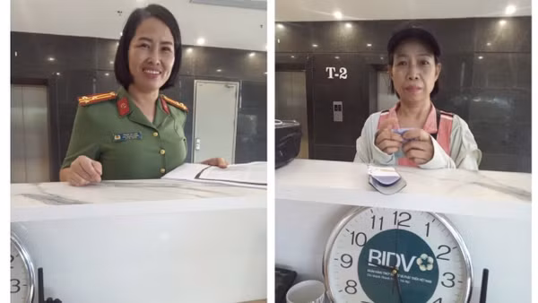 Thượng tá Phạm Thị Liên trao trả số tiền 8,5 triệu đồng cho bà Vũ Thị Bông. (Ảnh: Bộ Công an)