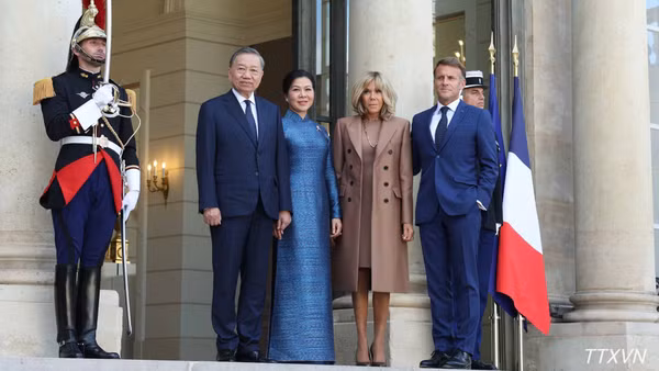 Tổng thống Pháp Emmanuel Macron và Phu nhân đón Tổng Bí thư, Chủ tịch nước Tô Lâm và Phu nhân. (Ảnh: Thống Nhất/TTXVN)