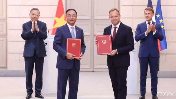 Tổng Bí thư, Chủ tịch nước Tô Lâm và Tổng thống Pháp Emmanuel Macron chứng kiến trao văn kiện và thỏa thuận hợp tác giữa hai nước. (Ảnh: Thống Nhất/TTXVN)