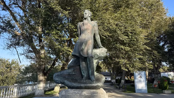 Tượng đài Lermontov ở Taman. (Ảnh: THÙY VÂN)