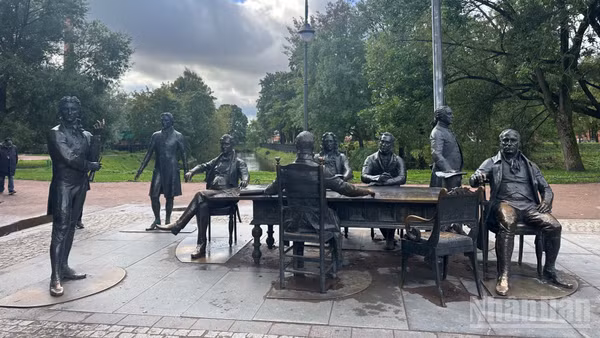 Quần thể tượng đài các kiến trúc sư xây dựng thành phố Saint Petersburg. (Ảnh: THÙY VÂN)