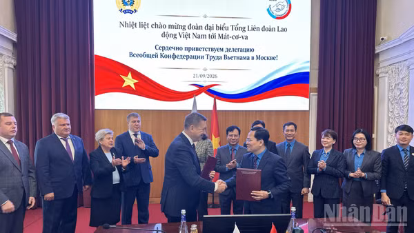Lễ ký Bản ghi nhớ hợp tác giữa Tổng Liên đoàn Lao động Việt Nam và Liên hiệp Công đoàn Độc lập Nga. (Ảnh: THÙY VÂN)