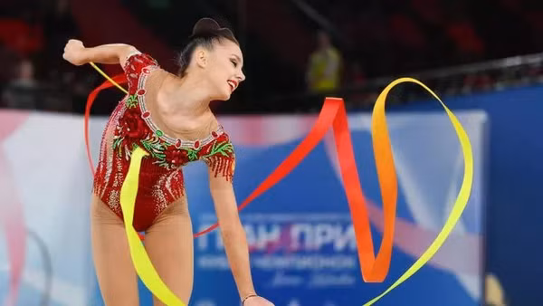 Vận động viên Maria Borisova trình diễn bài biểu diễn ruy băng trong cuộc thi. (Ảnh: RIA NOVOSTI)