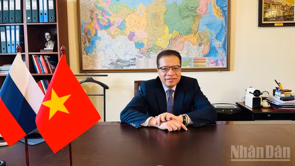 Đại sứ Việt Nam tại Liên bang Nga Đặng Minh Khôi trả lời phỏng vấn phóng viên Báo Nhân Dân thường trú tại Nga.