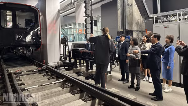 Trong chuyến thăm và làm việc tại Moskva, đoàn công tác Tổng Liên đoàn Lao động Việt Nam đã đến thăm Trung tâm đào tạo thực hành “Nghề nghiệp tương lai” ở khu vực Pechatniki. (Ảnh: THÙY VÂN)