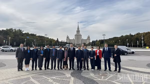 Các đại biểu Tổng Liên đoàn Lao động Việt Nam và Liên hiệp Công đoàn Độc lập Nga (FNPR) chụp ảnh lưu niệm. (Ảnh: THÙY VÂN)