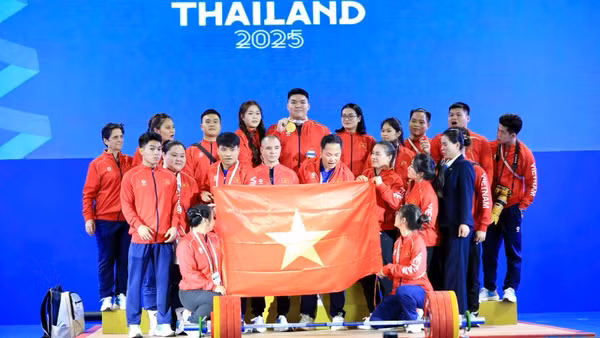 Ban Huấn luyện và các đồng đội tại đội tuyển Cử tạ Việt Nam chia vui với lực sĩ Trần Đình Thắng.