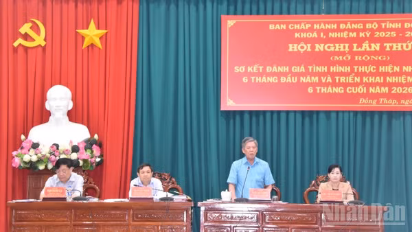 Lãnh đạo tỉnh Đồng Tháp chủ trì hội nghị. 