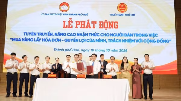 Ban Thường trực Ủy ban Mặt trận Tổ quốc Việt Nam thành phố và Thuế thành phố Huế ký kết Quy chế phối hợp giai đoạn 2026-2030. (Ảnh: V.BỐN)