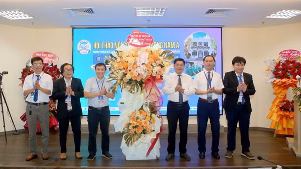 Lãnh đạo thành phố Huế tặng hoa chúc mừng hội thảo. (Ảnh: BAN TỔ CHỨC)