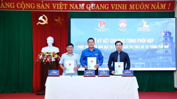 Đại diện Thành đoàn Huế, Hội Xuất bản Việt Nam và Công ty cổ phần Thư viện số Việt Nam ký kết Chương trình phối hợp phát triển văn hóa đọc và không gian tri thức số tại thành phố Huế. (Ảnh: H.TRANG)
