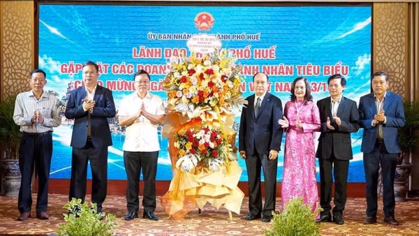 Lãnh đạo thành phố Huế tặng hoa chúc mừng đại diện cộng đồng doanh nghiệp, doanh nhân nhân Ngày Doanh nhân Việt Nam 13/10. (Ảnh: NG.HIẾU)