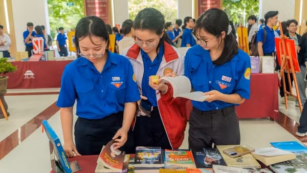 Ngày hội “Văn hóa đọc trong thanh niên tại thành phố Huế” được tổ chức tại Trường trung học phổ thông chuyên Quốc Học Huế, hưởng ứng Tuần lễ học tập suốt đời. (Ảnh: Th. Trang)