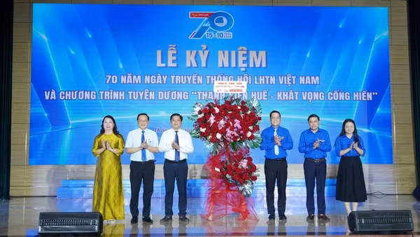 Lãnh đạo Thường trực Thành ủy, Hội đồng nhân dân, Ủy ban Mặt trận Tổ quốc Việt Nam thành phố tặng hoa chúc mừng Hội Liên hiệp thanh niên Việt Nam thành phố Huế. (Ảnh: Th.Trang)