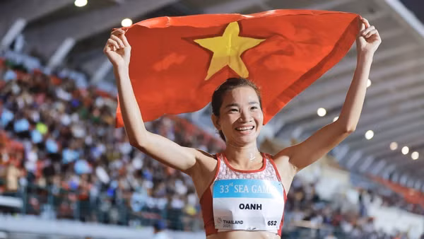 Niềm vui của Nguyễn Thị Oanh sau khi giành huy chương vàng nội dung chạy 5000m nữ, lập kỷ lục 5 lần liên tiếp giành "ngôi vương" ở nội dung này tại các kỳ SEA Games. Ảnh: TTXVN