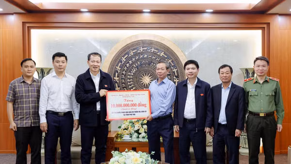 Bí thư Tỉnh ủy, Trưởng đoàn Đại biểu Quốc hội tỉnh Đồng Nai trao 10 tỷ đồng hỗ trợ tỉnh Phú Thọ khắc phục hậu quả thiên tai.