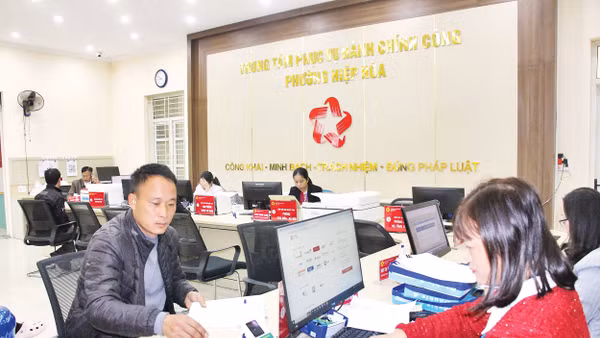 Cán bộ Trung tâm phục vụ hành chính công phường Hiệp Hòa giải quyết thủ tục hành chính phục vụ người dân. 