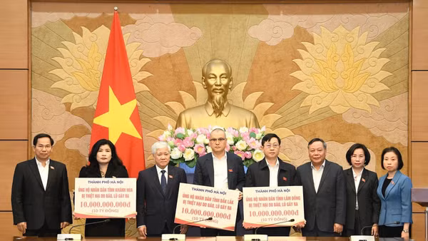 Phó Bí thư Thường trực Thành ủy Hà Nội Nguyễn Văn Phong trao kinh phí hỗ trợ cho các tỉnh: Đắk Lắk, Lâm Đồng, Khánh Hòa.
