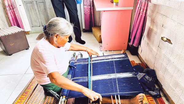 Các kỹ thuật dệt thổ cẩm vẫn được bà Bon Niêng G’Lòng gìn giữ và truyền lại cho con, cháu.