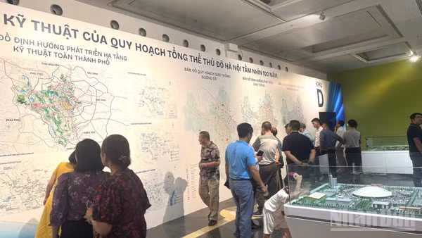 Người dân đi xem Quy hoạch 100 năm Thủ đô Hà Nội. (Ảnh: HNV)