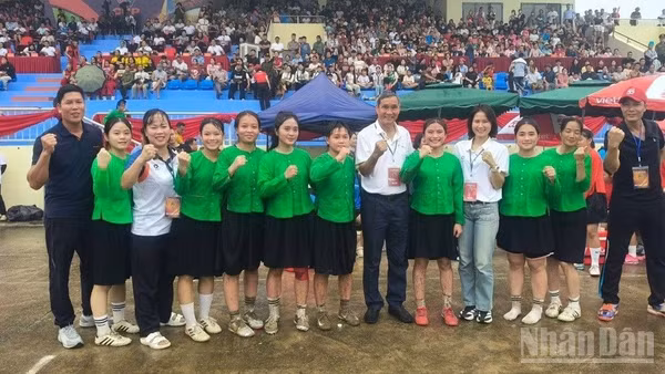Đội bóng nữ chủ nhà Lâm Thượng cùng ông Mai Đức Chung, cựu huấn luyện viên đội tuyển bóng đá nữ Việt Nam sau trận thắng. (Ảnh: THANH SƠN)