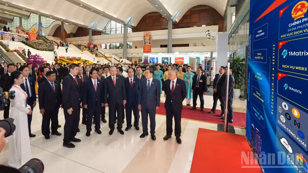 Ông Phan Đức Trung, Chủ tịch Hội đồng quản trị VMatrix trình bày với Tổng Bí thư Tô Lâm và các lãnh đạo Đảng, Chính phủ về Mạng Dịch vụ Đa chuỗi Blockchain Việt Nam (VBSN) trong khuôn khổ Đại hội đại biểu Đảng bộ Chính phủ. 