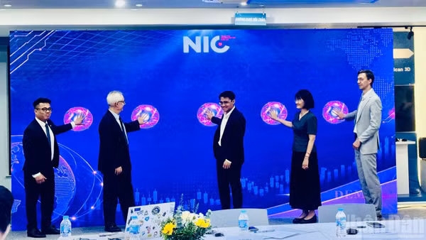 Các đại biểu với nghi thức khởi động chương trình. (Ảnh: HNV)