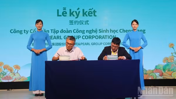 Ký kết hợp tác giữa đại diện doanh nghiệp hai bên tại chương trình. (Ảnh: HẬU NGUYỄN)